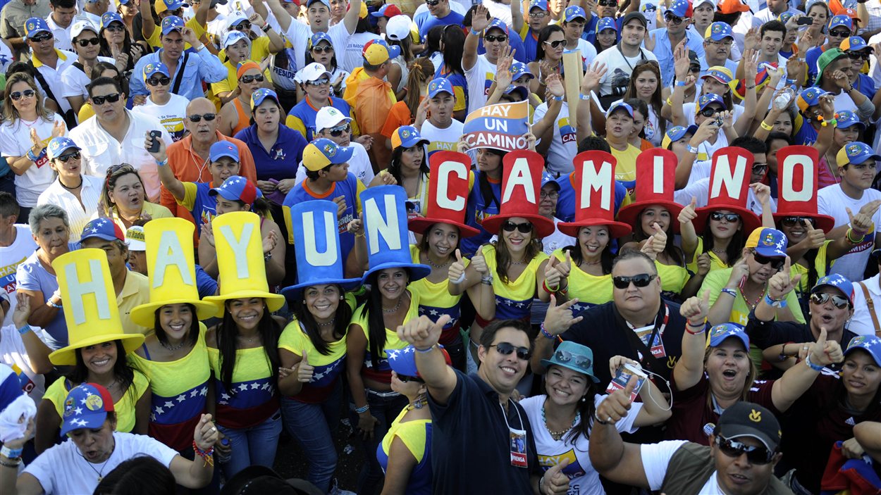 Des partisans d'Henrique Capriles, le 4 octobre 2012, lors du dernier rassemblement de la campagne du leader de l'opposition vénézuélienne.