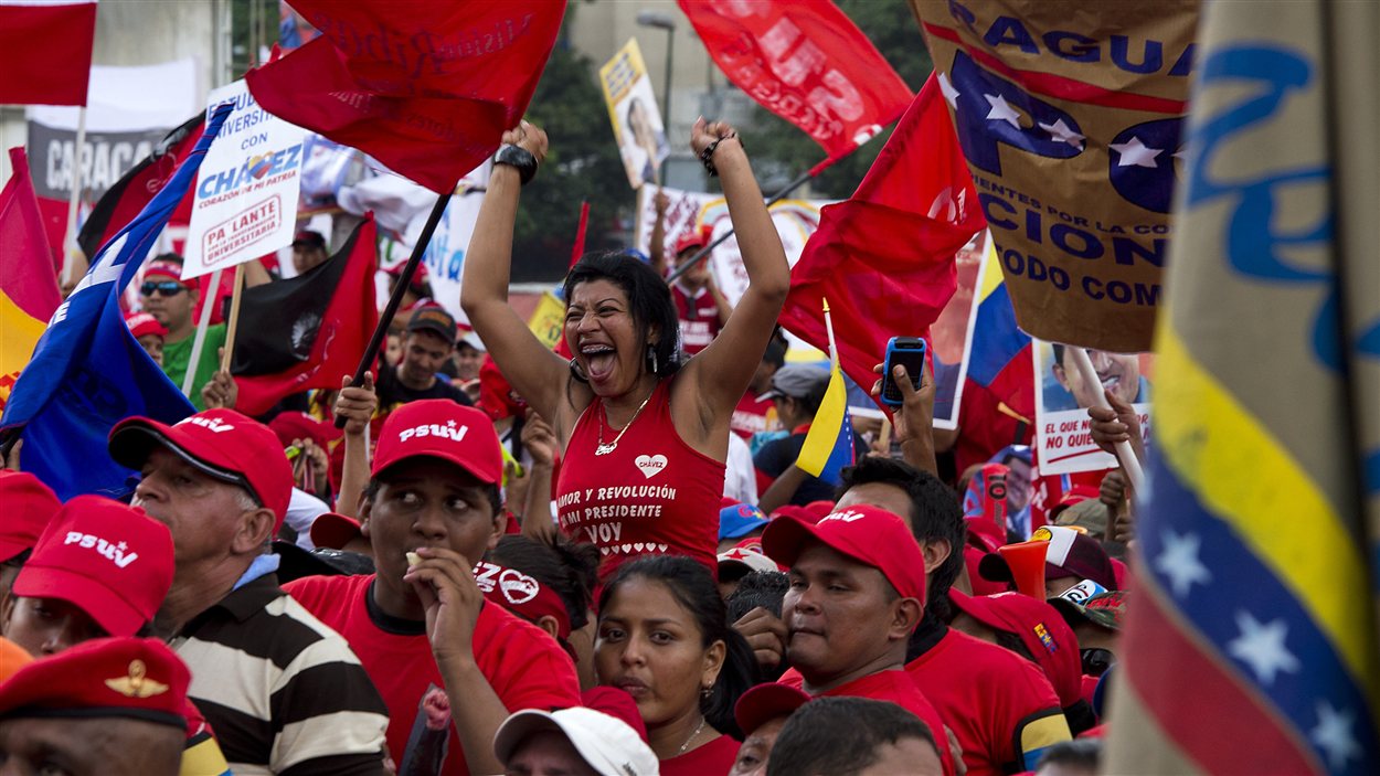 Des partisans d'Hugo Chavez, le 4 octobre 2012 à Caracas, lors du dernier rassemblement de campagne du président sortant.