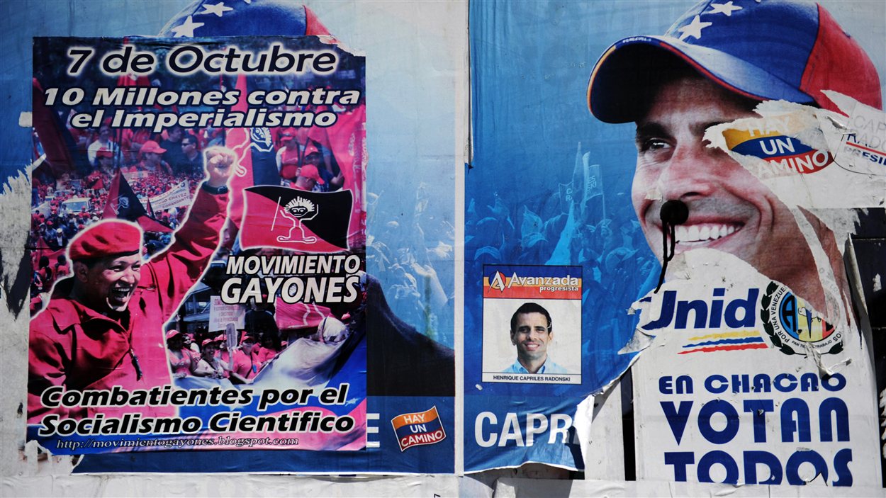Des affiches du président sortant Hugo Chavez et du candidat de l'opposition Henrique Capriles, à Caracas.