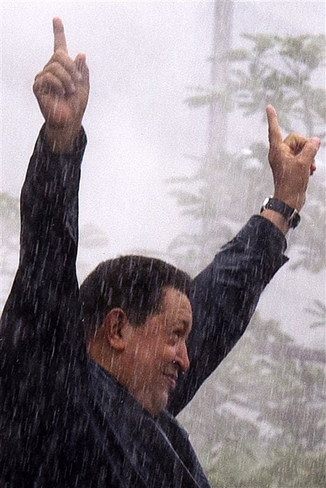 Le président vénézuélien Hugo Chavez, sous la pluie lors du dernier rassemblement de sa campagne électorale.