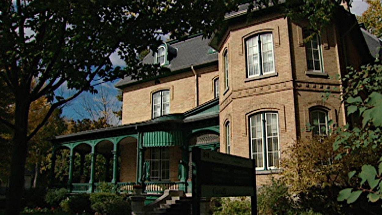 Trois guides de la Maison-Laurier ont perdu leur emploi, à la suite des compressions fédérales.