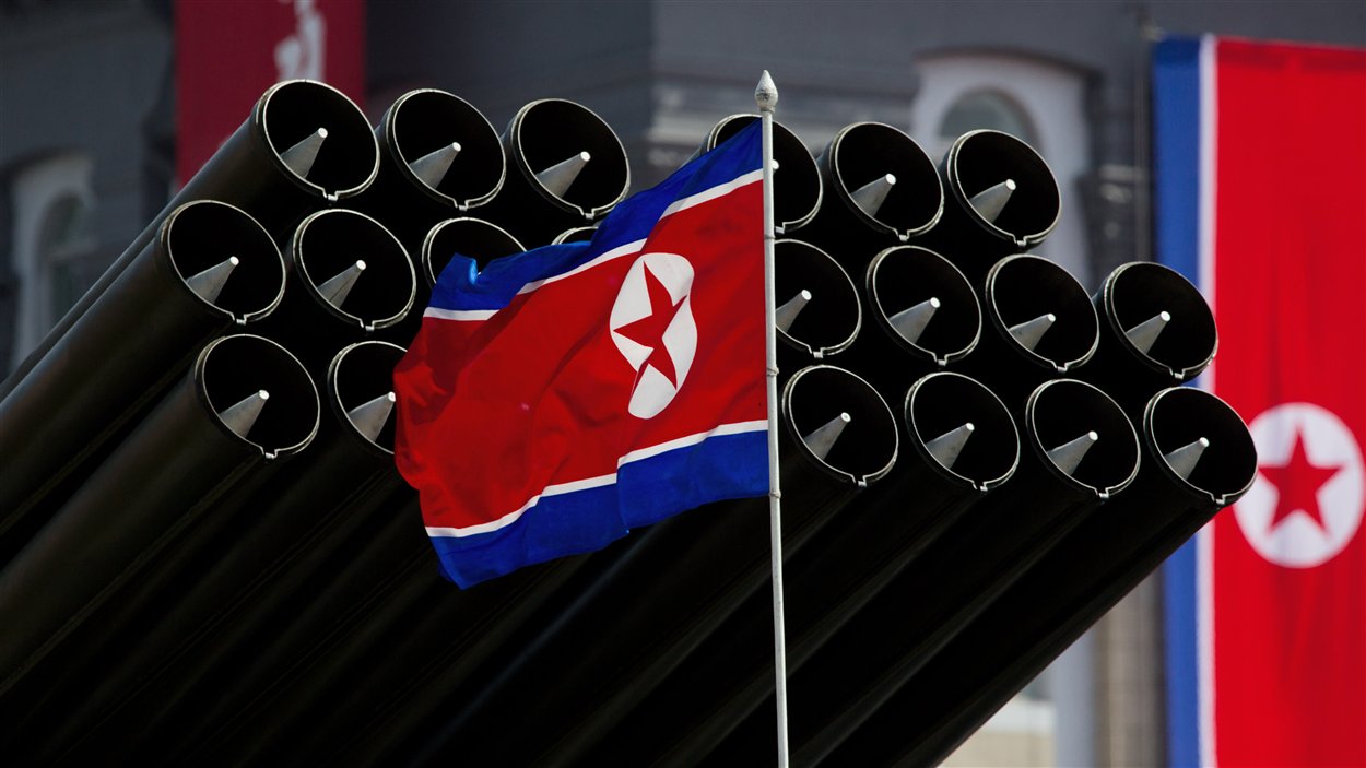En avril 2012, un drapeau nord-coréen se dresse avant le déploiement de missiles lors d'une parade militaire.