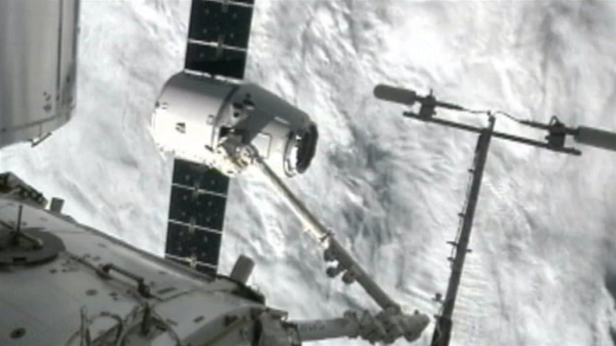 La capsule Dragon est saisie par le bras robotisé de la Station spatiale internationale (SSI).
