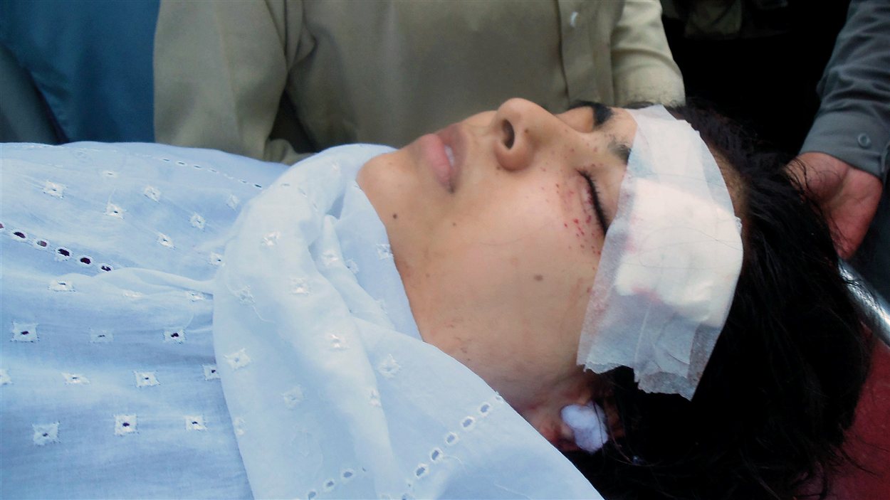 Malala Yousufzai est transportée à l'hôpital, gravement blessée à la tête.