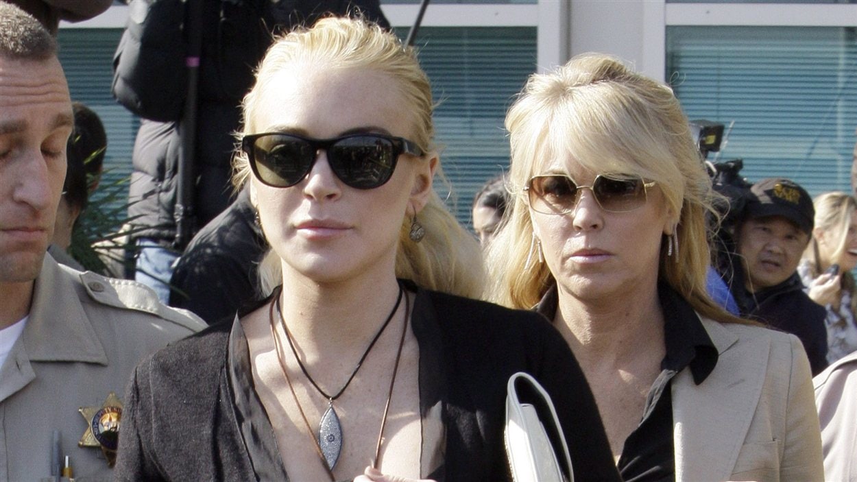 Lindsay (à l'avant) et sa mère Dina Lohan