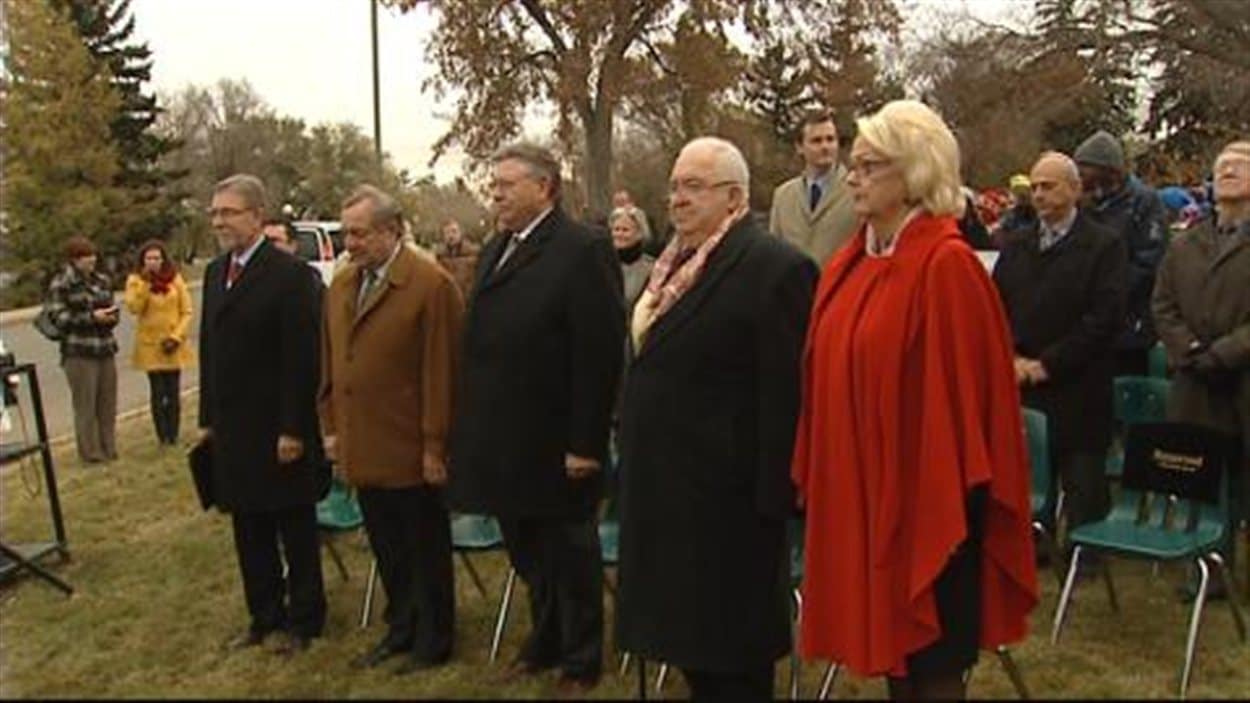 Plusieurs dignitaires ont assisté au dévoilement de la plaque commémorative dans le parc Wascana.