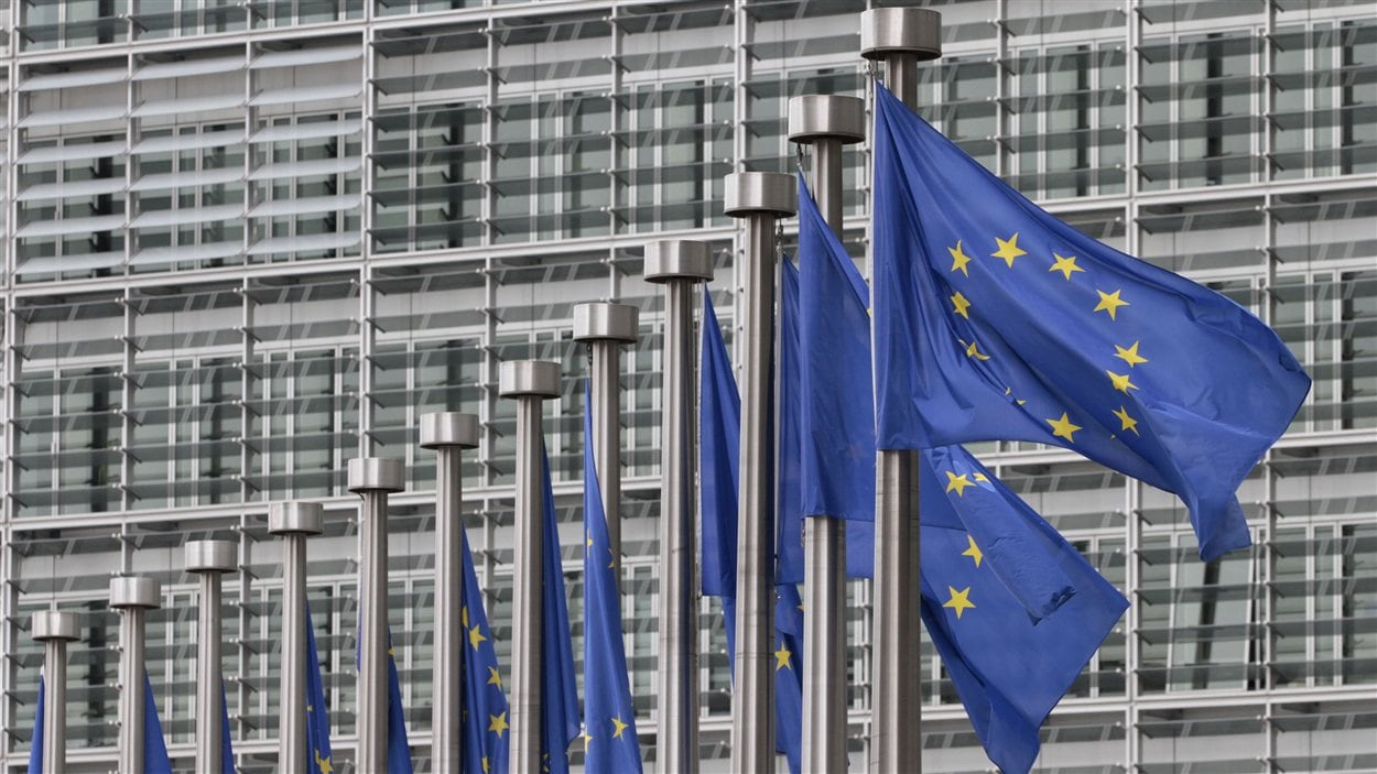 Drapeaux de l'Union européeenne devant le siège de la Commission européenne à Bruxelles