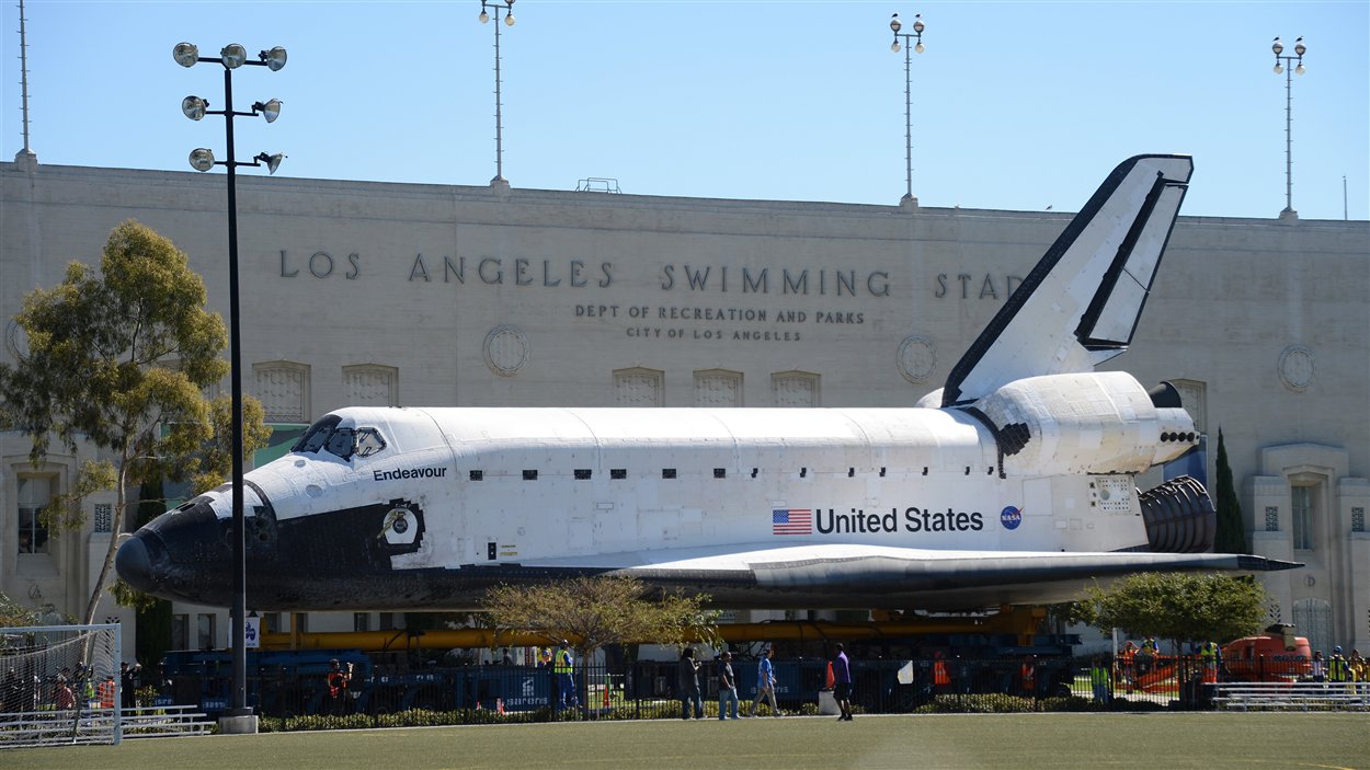 La navette spatiale Endeavour à son arrivée au Centre des sciences de la Californie le 14 octobre 2012.