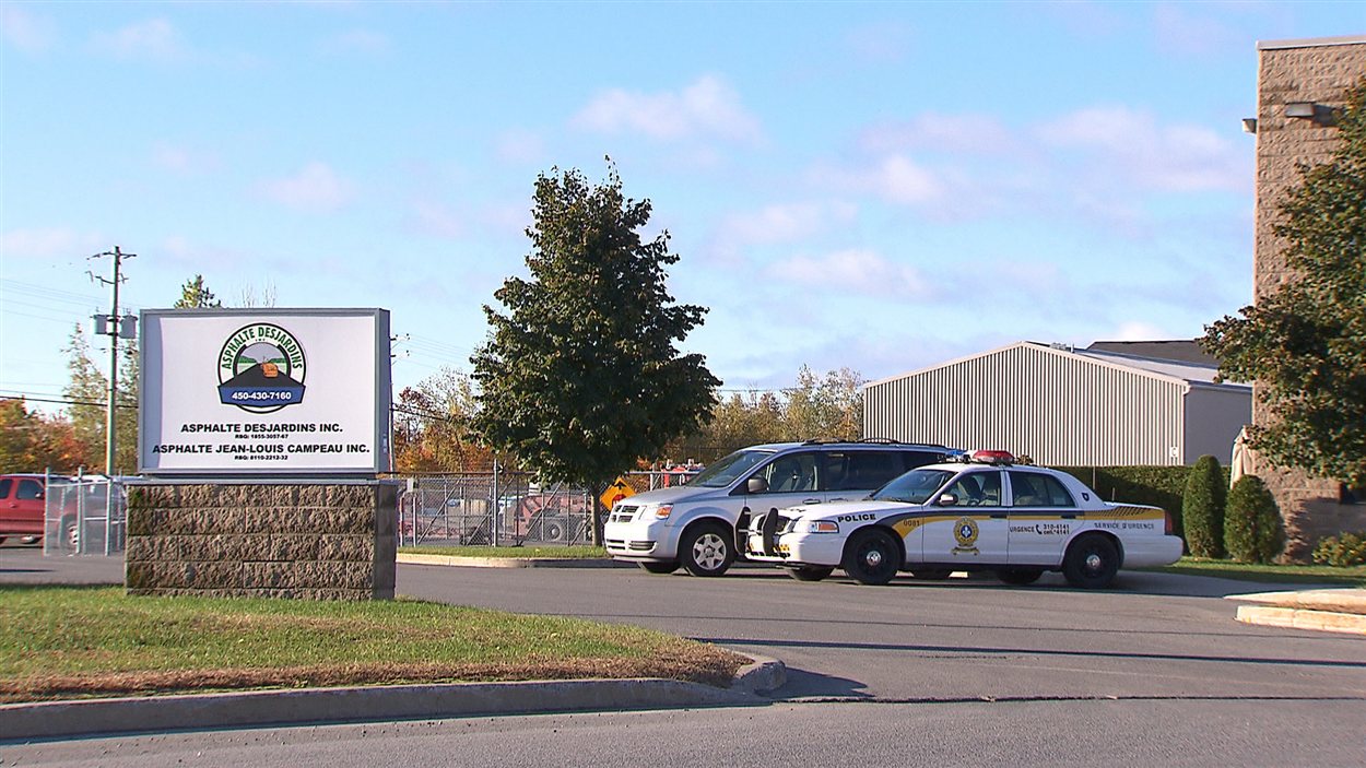 Une voiture de l'UPAC devant les locaux d'Alphalte Desjardins à Terrebonne