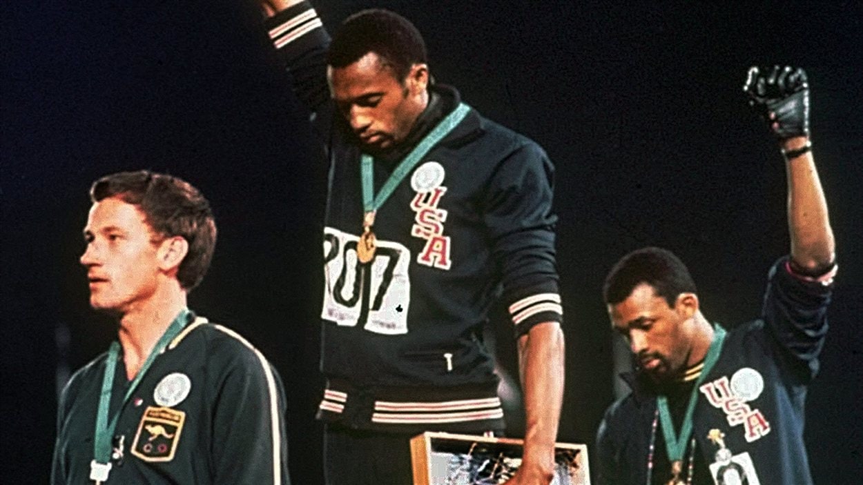 Tommie Smith et John Carlos, têtes baissées, poings levés / © Tim Dahlberg, AP