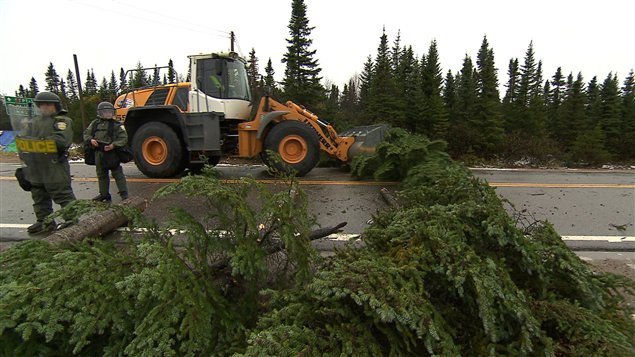 Démantèlement de la barricade sur la route 138.