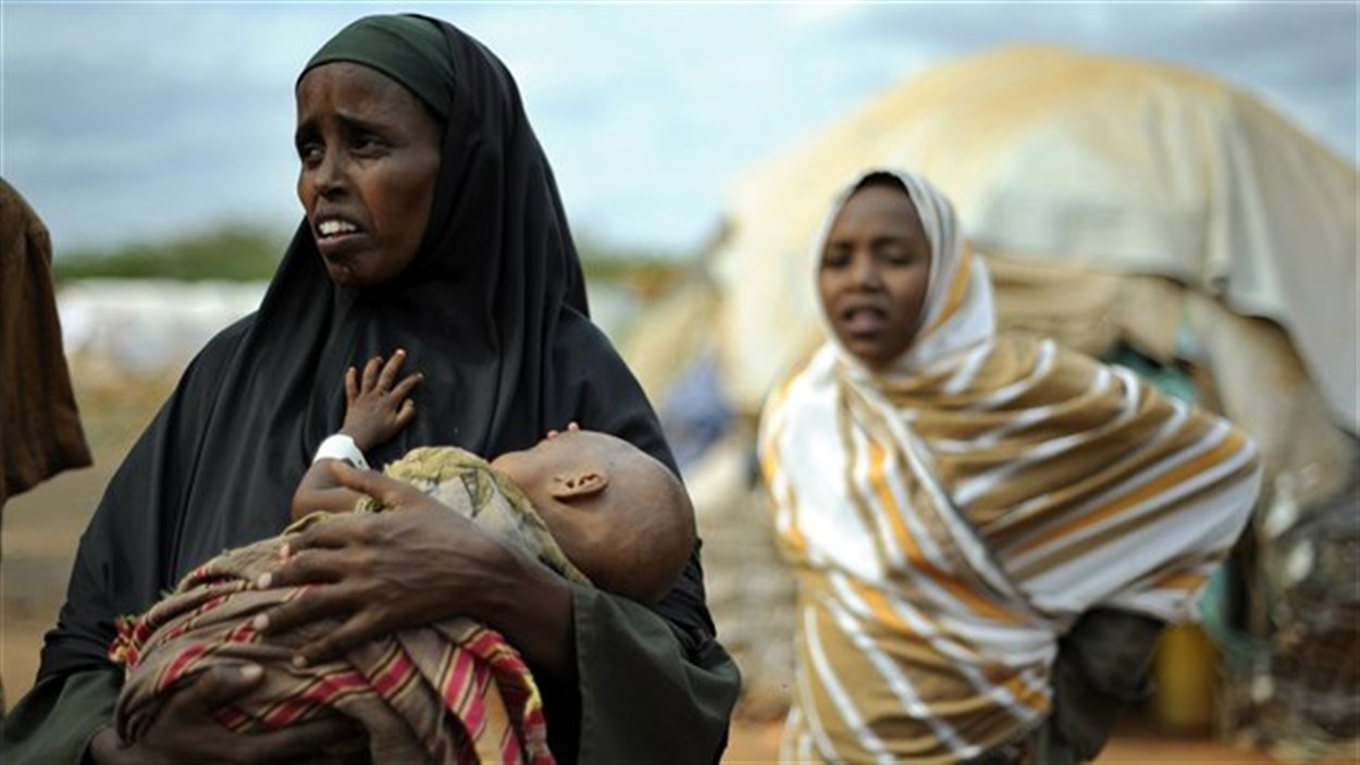 Une Somalienne transporte son enfant amaigri vers un camp de réfugiés dans l'est du Kenya, le 23 juillet 2011.