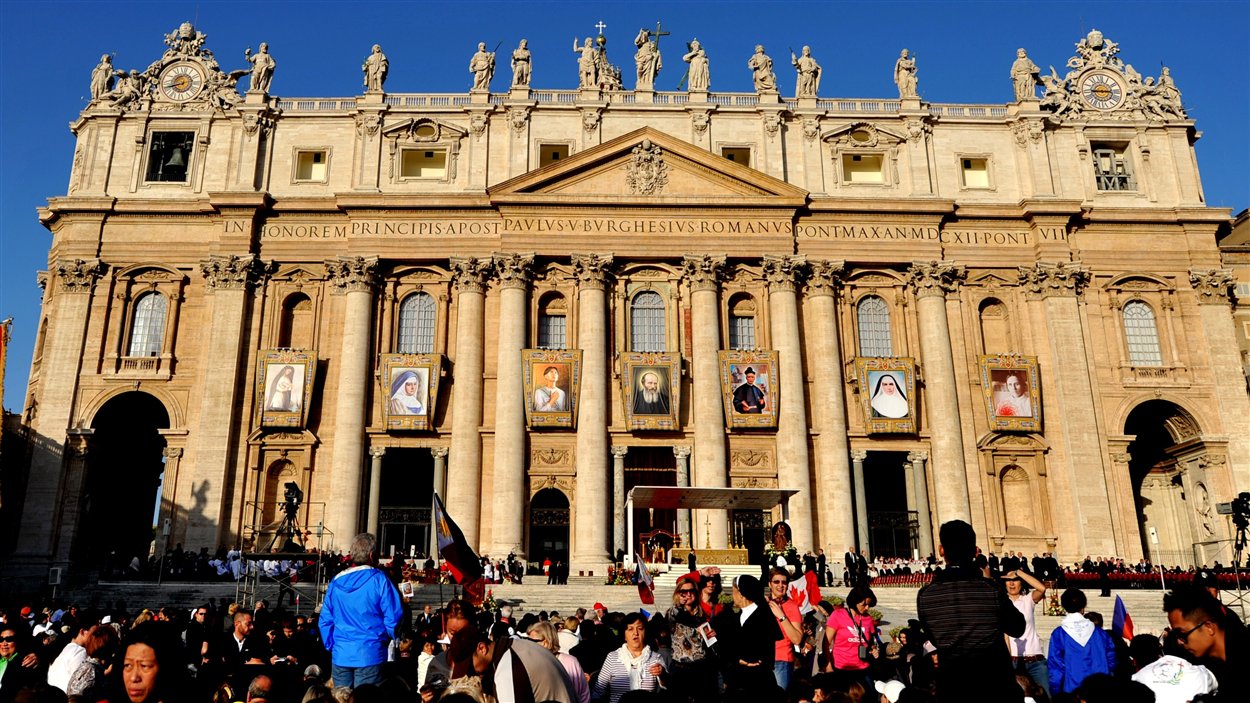 La Place Saint-Pierre du Vatican lors de la cérémonie de canonisation du 21 octobre 2012, au cours de laquelle Kateri Tekakwitha est devenue sainte