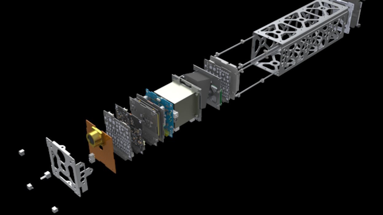 Une vue des éléments du prototype de mini-satellite de l'équipe Alberta Sat-1, présenté à Nagoya au Japon
