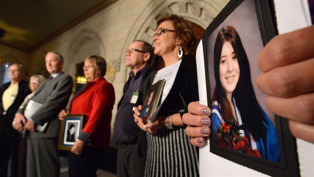 Des membres des familles de victimes d'actes criminels étaient aux côté du ministre de la Justice, Rob Nicholson lors de la conférence de presse.