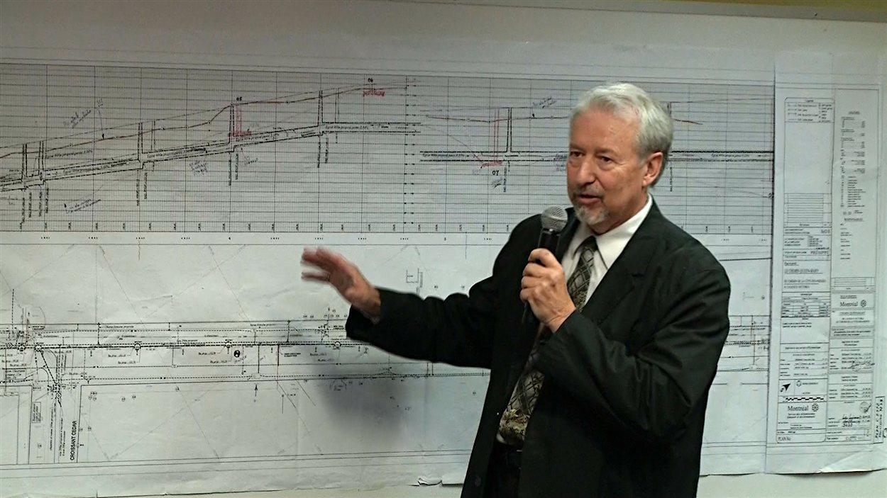 Gilles Surprenant expliquant un plan qu'il a préparé lorsqu'il était ingénieur à la Ville de Montréal