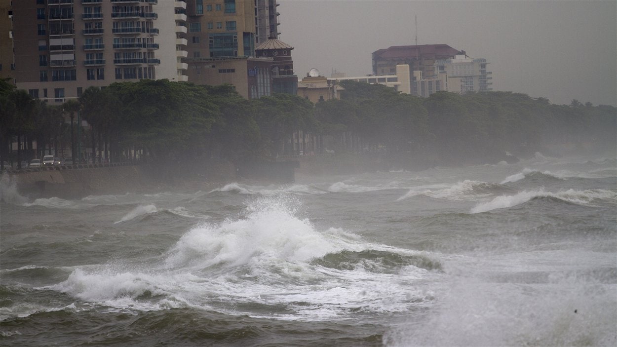 L'ouragan Sandy cause d'importantes vagues sur les côtes de Santo Domingo le 24 octobre 2012. 