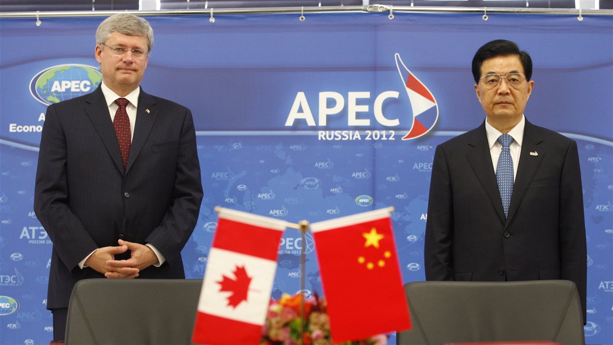 Le premier ministre Stephen Harper et le président chinois Hu Jintao, lors du sommet de l'APEC à Vladivostok, en Russie, en septembre 2012