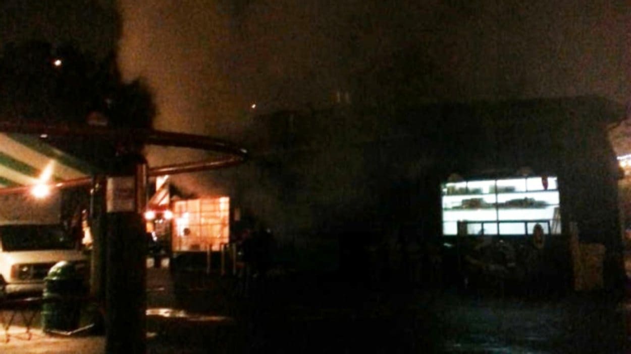 Un incendie s'est déclaré à la boulangerie La Baguette et l'Échalotte, sur l'île Granville, à Vancouver mercredi soir. 