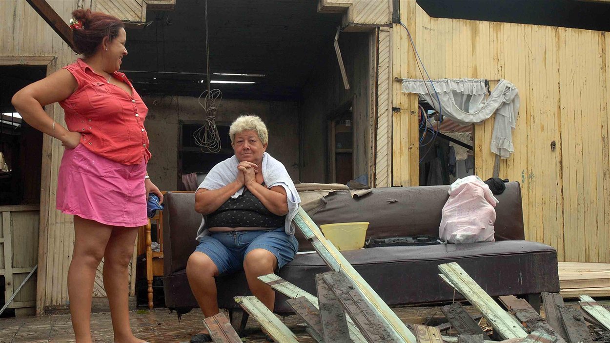 Deux Cubaines près de leur maison dévastée par Sandy à Santiago de Cuba