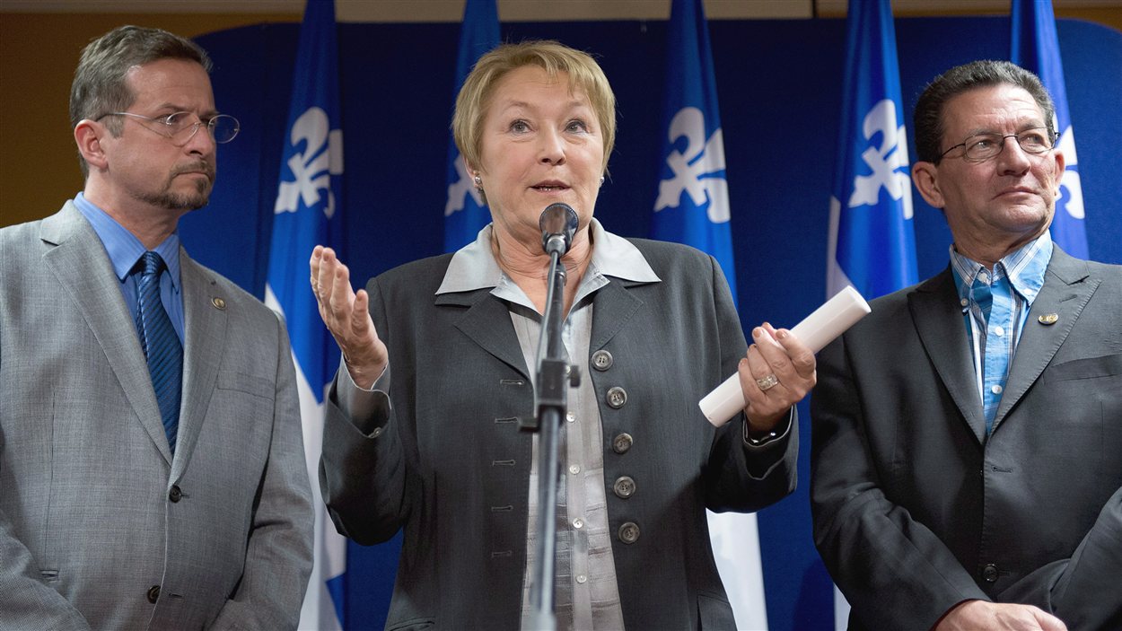 Pauline Marois, en compagnie du whip du Parti québécois, Yves-François Blanchet, et du président du caucus péquiste, Marjolain Dufour