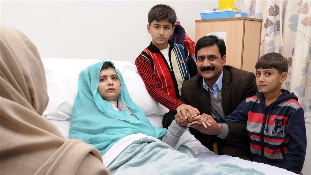 Une photo de Malala Yousufzai avec sa famille à son chevet dans un hôpital de Grande-Bretagne