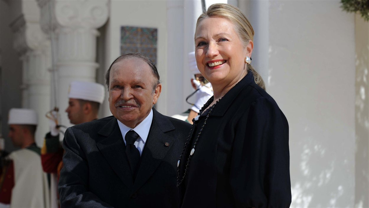 La secrétaire d'État Hillary Clinton et le président Abdelaziz Bouteflika à Alger