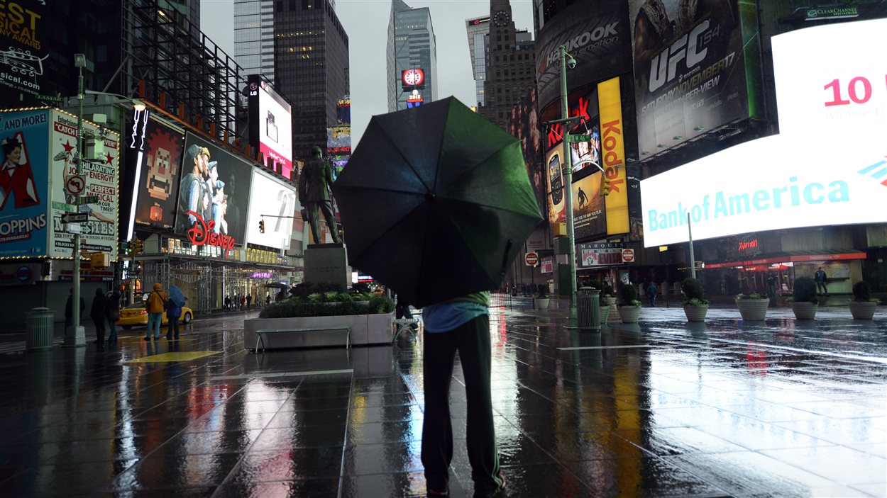 Un touriste à Times Square, déserté en raison de l'approche de l'ouragan Sandy.