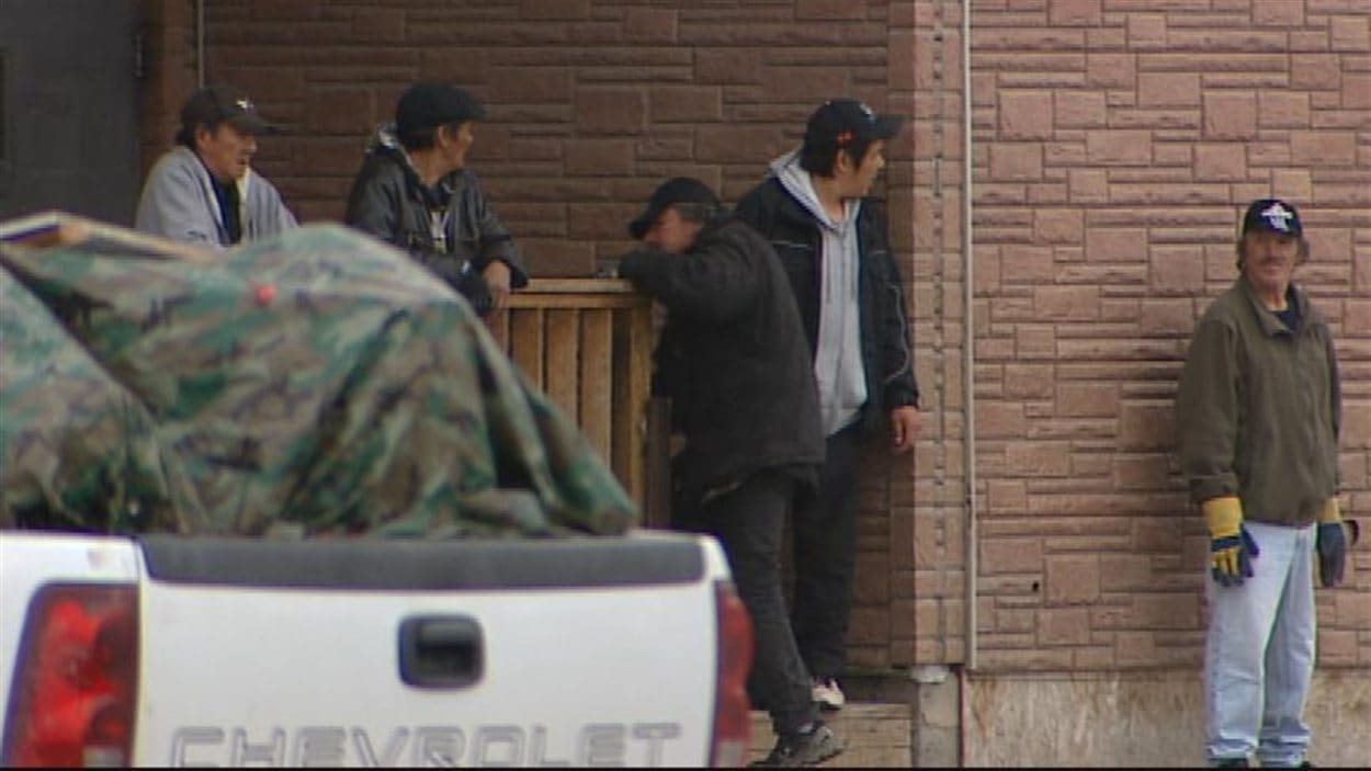 Des hommes devant un refuge pour itinérants à Thompson au Manitoba