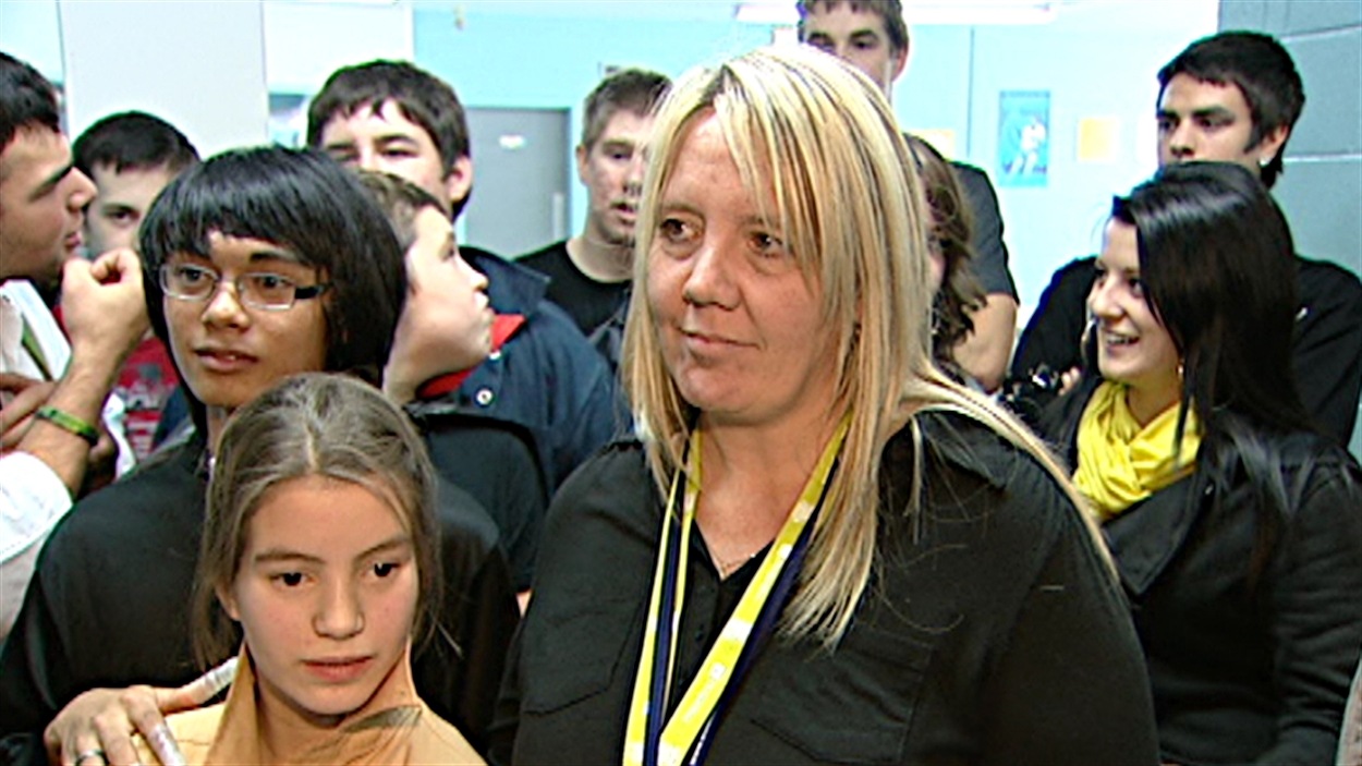L'animatrice de vie scolaire, Lyne Thériault, entourée d'élèves de l'école Sainte-Famille qui participent au programme «Bouffée d'oxygène».