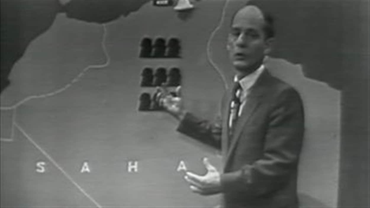 À l'émission Point de mire, le 7 octobre 1958, l'animateur René Lévesque explique aux téléspectateurs le mouvement d'indépendance de l'Algérie.