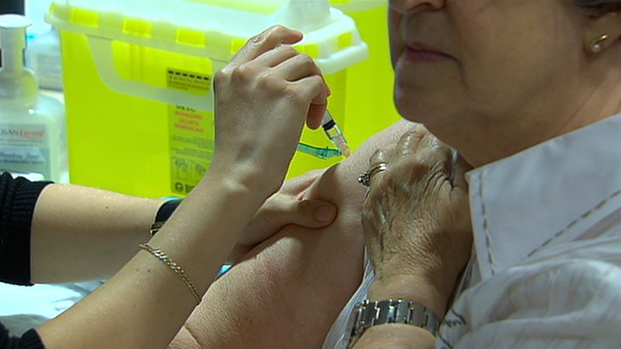 Des gens se font vacciner contre la grippe saisonnière dans la région de Québec.