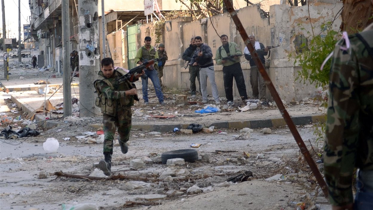 Combats entre rebelles syriens et soldats de l'armée régulière à Alep. 