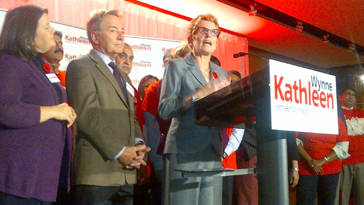 Kathleen Wynne devant ses partisans alors qu'elle annonce officiellement qu'elle sera de la course pour succéder à Dalton McGuinty