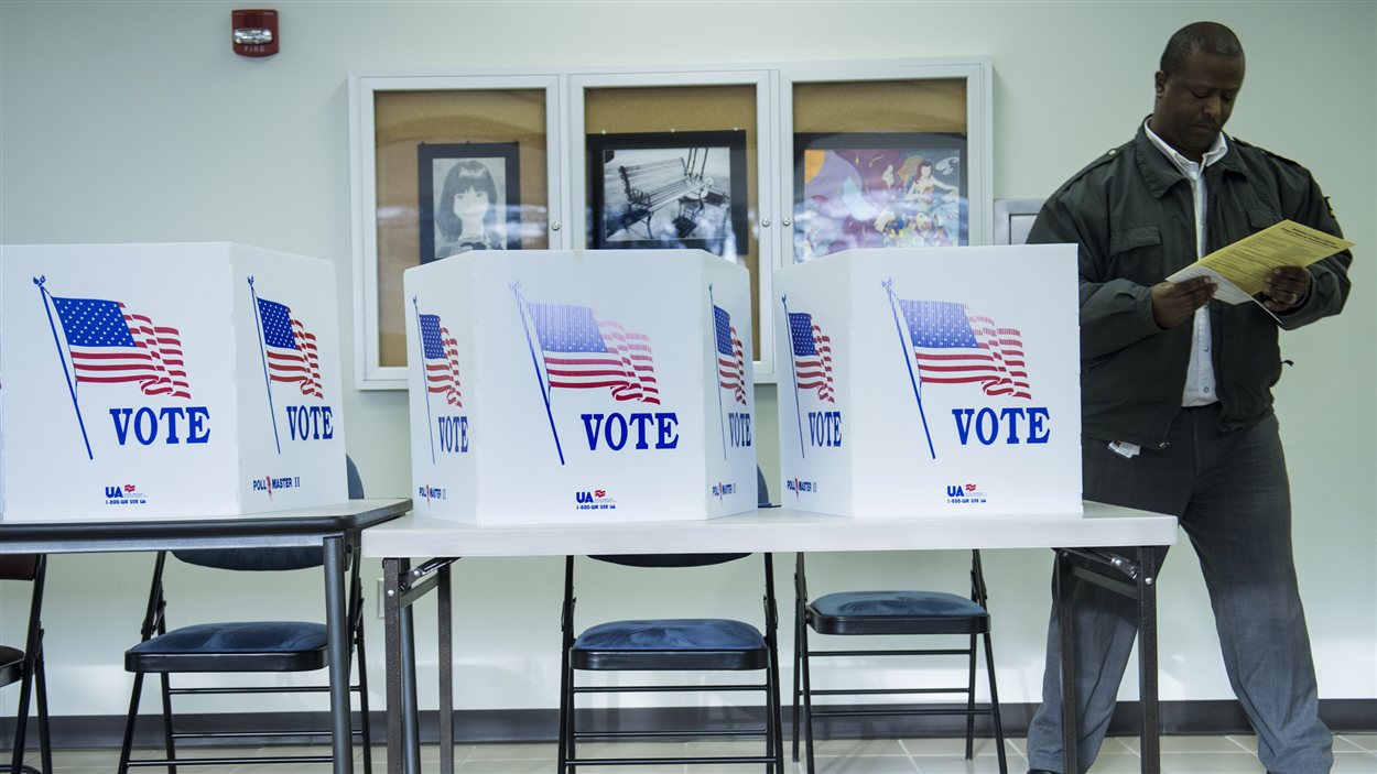 Un électeur fait son choix lors du vote par anticipation à Lancaster, en Ohio.