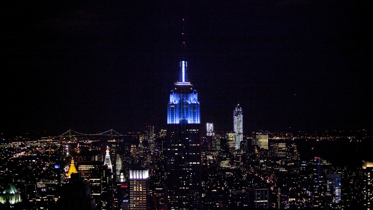 L'Empire State Building est illuminé de bleu à New York après l'annonce de la réélection du président américain Barack Obama.