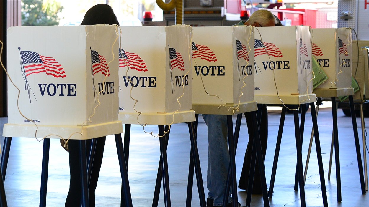 Les électeurs américains votent dans la région de Los Angeles, en Californie.