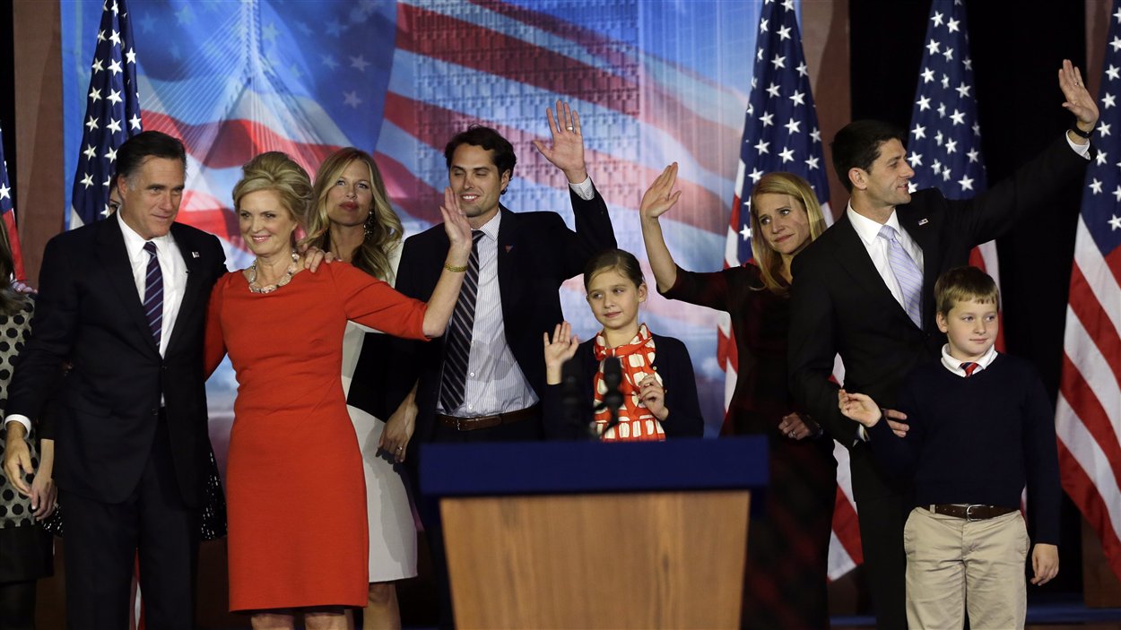 Le candidat défait Mitt Romney est accompagné de ses proches sur scène, où il a concédé la victoire à Barack Obama.