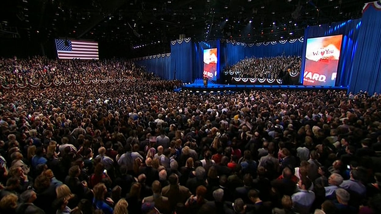 Des milliers de personnes attendent avec impatience l'arrivée de Barack Obama pour son discours de victoire à Chicago.