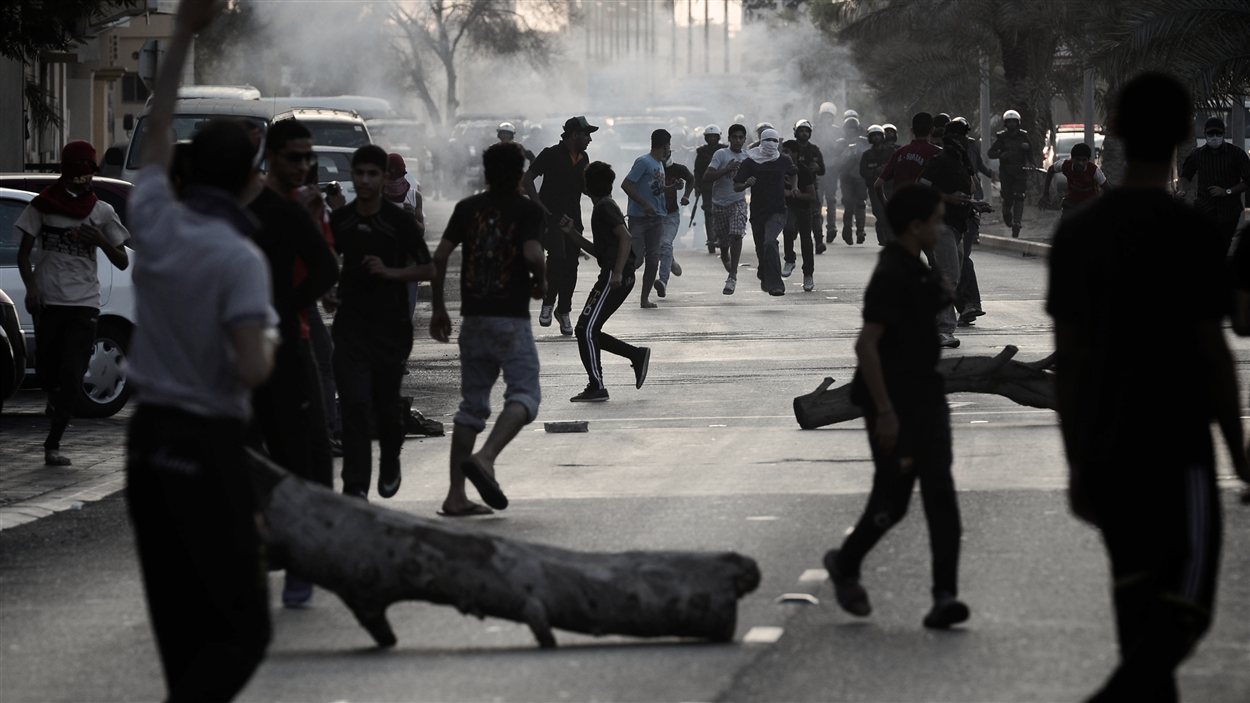 Des manifestants s’affrontent avec les policiers lors des funérailles d’un homme de 43 ans, tué selon l’opposition par des tirs de gaz lacrymogènes à l’intérieur de sa maison.