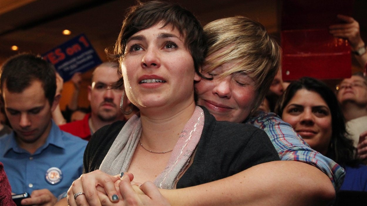 Lauren Snead (à droite) étreint sa conjointe Katy Jayne dans la foulée de la victoire des partisans du mariage gai au Maine. Le couple prévoit se marier rapidement.