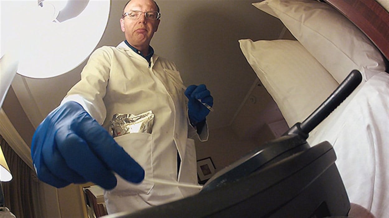 Le microbiologiste Keith Warriner prélève un échantillon sur un téléphone.