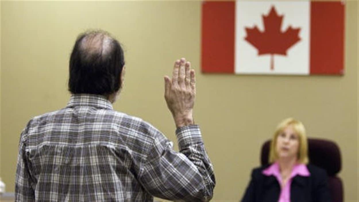 Immigrant prêtant serment au Canada