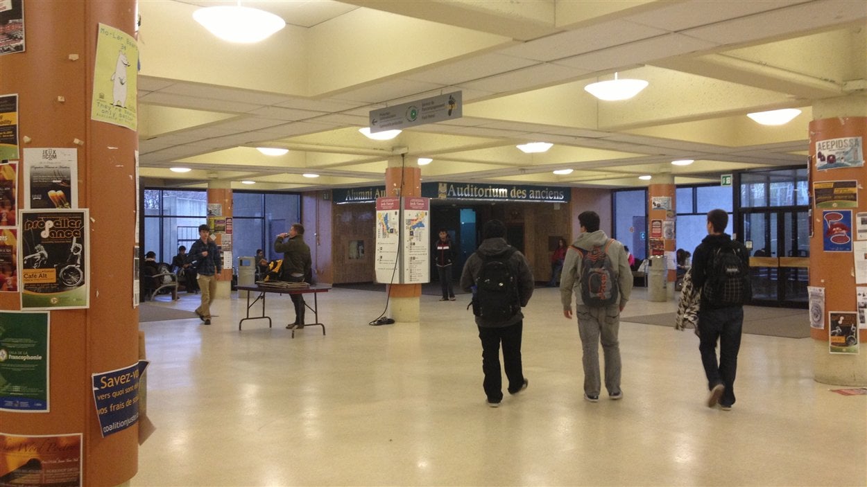 Des étudiants dans un pavillon de l'Université d'Ottawa