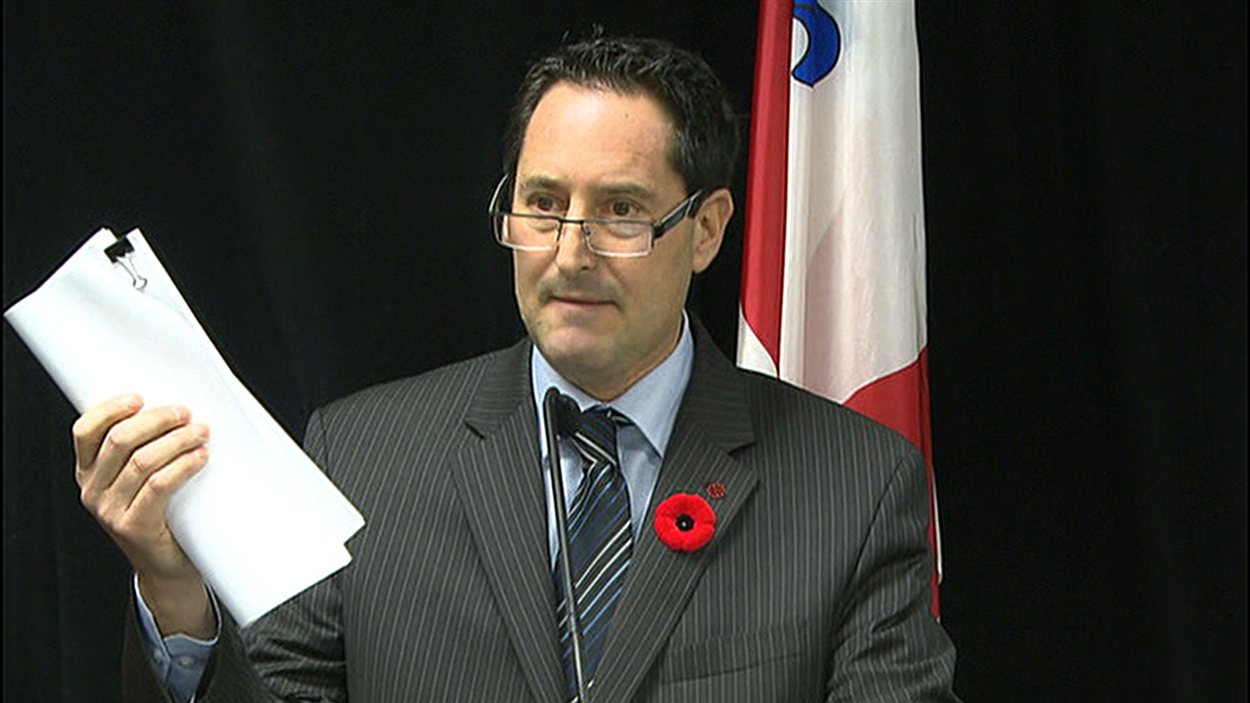 Michael Applebaum arbore un rapport sur les coûts des contrats de construction qui aurait été caché à l'ex-maire.