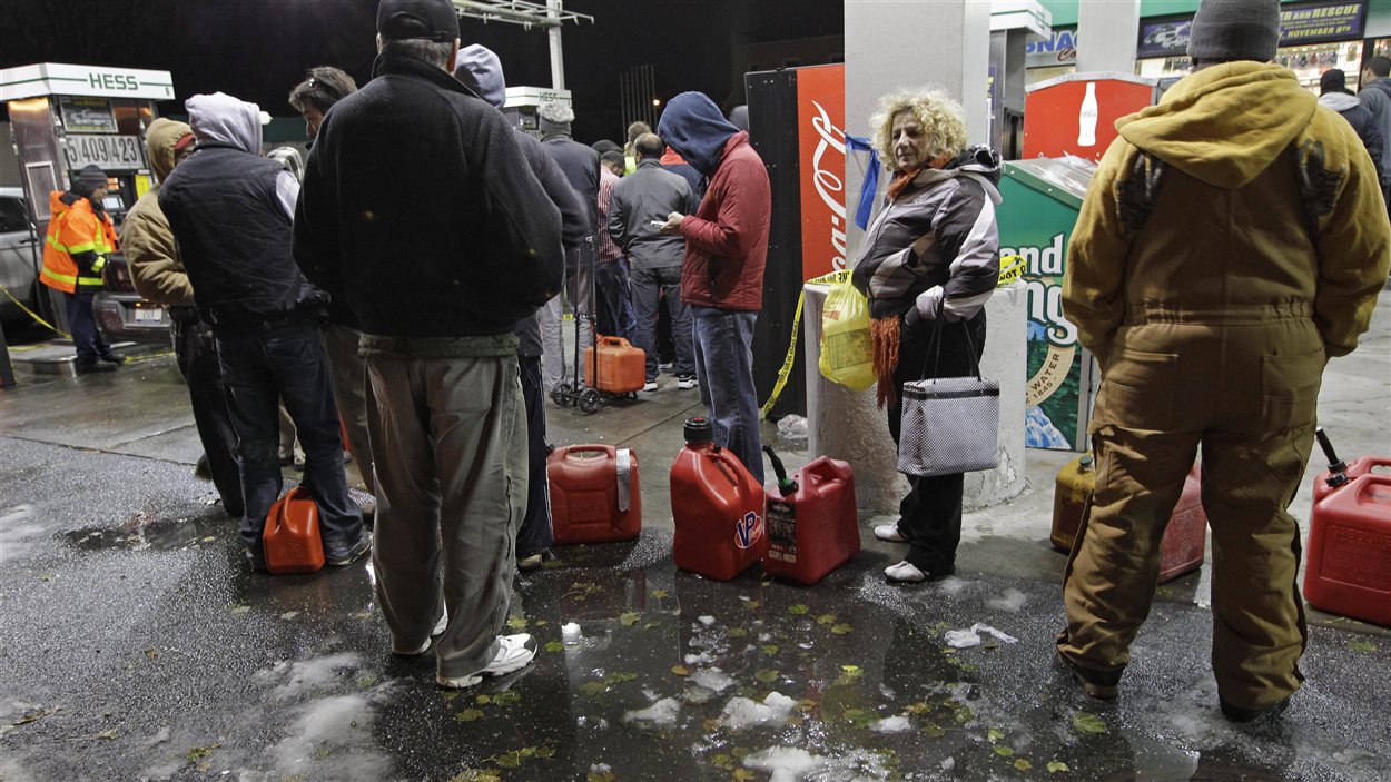 Les citoyens se rendent désormais à pied aux postes de distribution d'essence pour économiser le carburant.