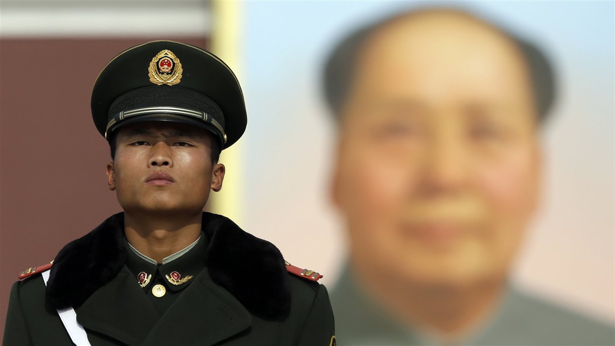 Un policier à la place Tiananmen