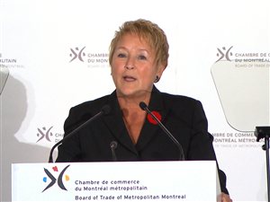 Pauline Marois devant la Chambre de commerce du Montréal métropolitain