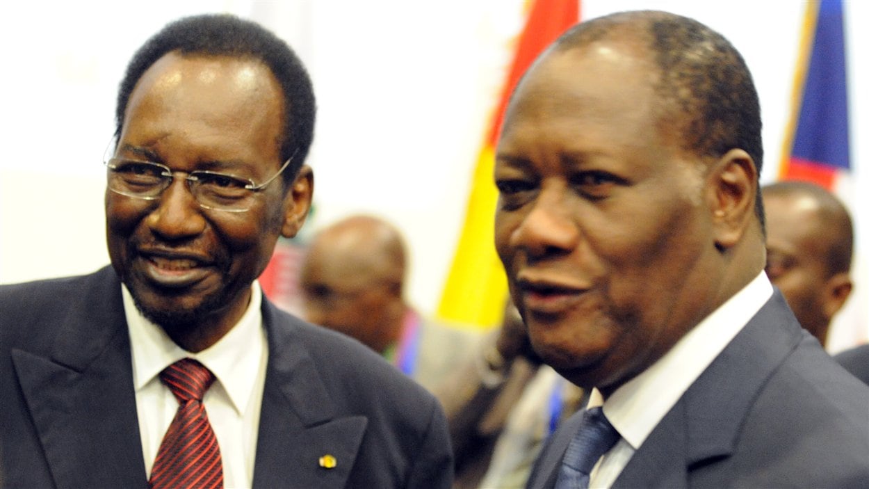 Le président intérimaire du Mali, Dioncounda Traoré (à gauche), et le président ivoirien, Alassane Ouattara (à droite), au sommet de la CEDEAO.