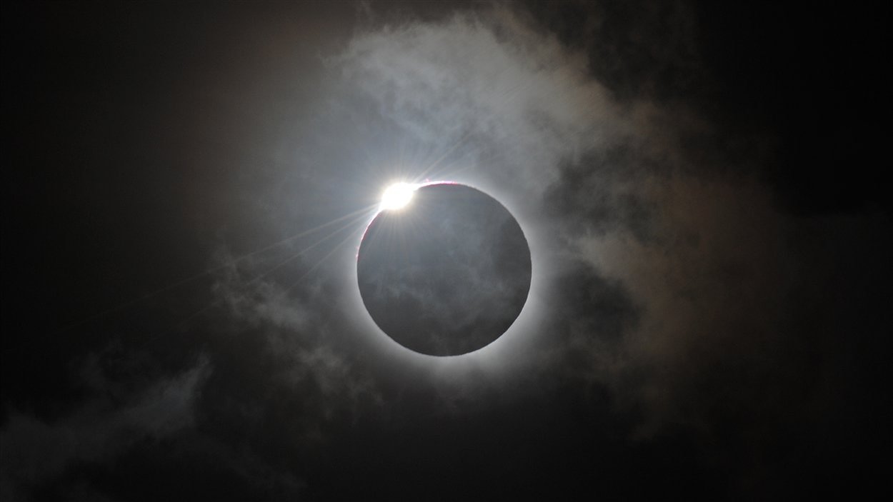 Éclipse solaire totale en Australie le 14 novembre 2012. vvvv